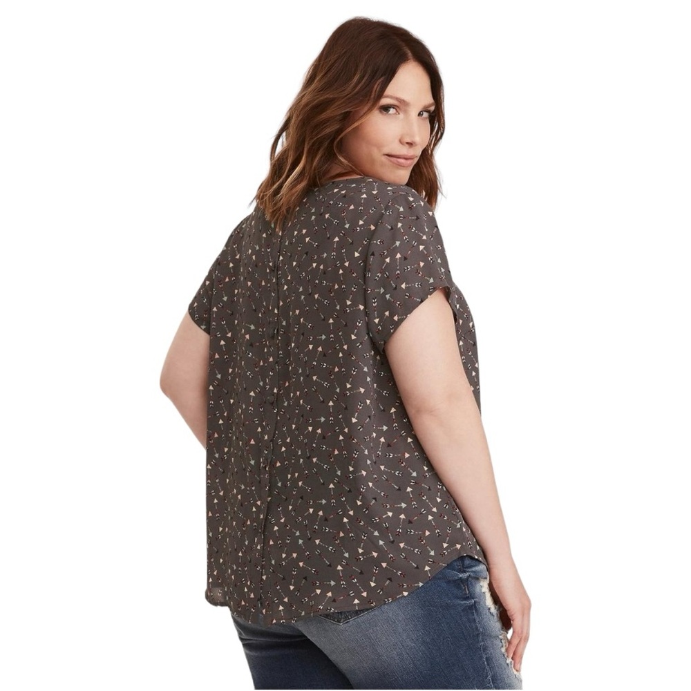 Torrid Abbey Arrow Georgette Button Back Blouse Size 2 2X Short Sleeve Grey - Picture 3 of 12